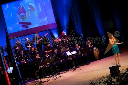 Big band Dobropoljski orkester mladih in pevka Nina Strnad