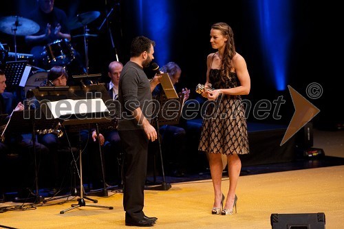 Aleš Smrekar, urednik športnega programa na Radiu Slovenija ter Tina Maze, smučarka in športnica leta 2010
