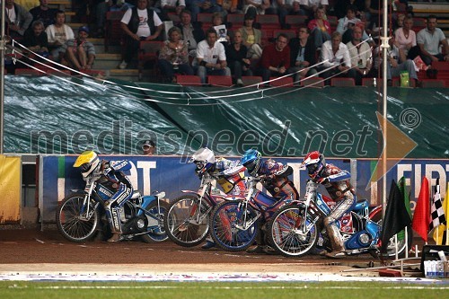 Hans Andersen (Danska), Jason Crump (Avstralija), Scott Nicholls (VBR) in Jaroslaw Hampel (Poljska) na startu 8.vožnje na VN Danske