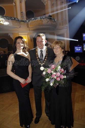 Katarina Karlovšek, spremljevalka Bojana Šrota, Bojan Šrot, župan Mestne občine Celje in mag. Aleksa Gajšek Krajnc