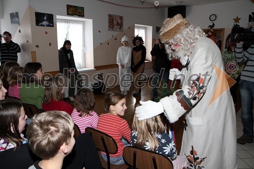 Dedek Mraz in otroci ZPM (Zveza prijateljev mladine) Maribor