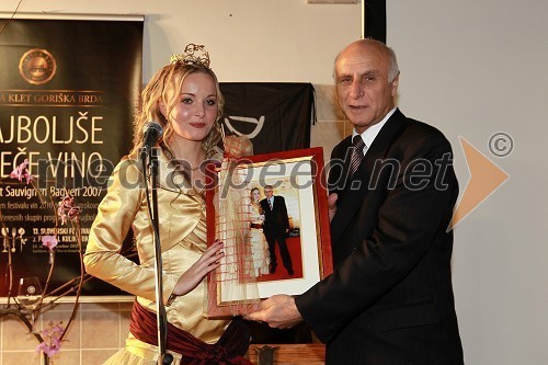 Andreja Erzetič, Vinska kraljica Slovenije 2010 in Franc Mužič, župan občine Brda