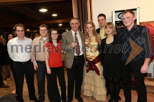 ..., ..., ..., 	Janez Erjavec, direktor Pomurskega sejma, Andreja Erzetič, Vinska kraljica Slovenije 2010, njen fant Matej Kolenc, ... in ...
