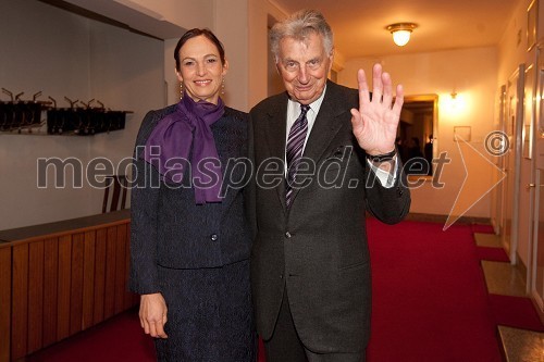 Slovenka leta 2010 je Petra Majdič - druženje pred dvorano SNG Drama Ljubljana