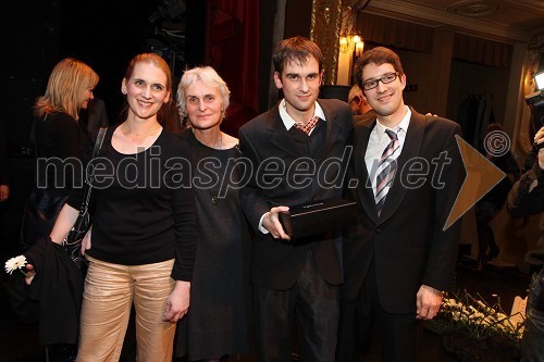 Maja Lupša, novinarka ter nominiranka za Slovenko leta 2010, hči Katja (levo) sin Matjaž in njegov partner Danijel