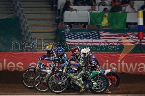 Jaroslaw Hampel (Poljska), Greg Hancock (ZDA), Niels Kristian Iversen (Danska)
in Antonio Lindbaeck (Švedska) po startu 20.vožnje na VN Danske