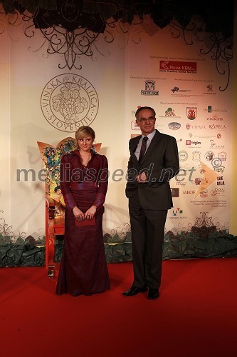 Simona Žugelj, Vinska kraljica Slovenije 2011 in Janez Erjavec, direktor Pomurskega sejma