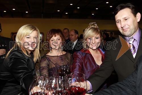 Renata Brunskole, županja občine Metlika ter poslanka v DZ, Bernarda Žugelj, mama Simone Žugelj, Simona Žugelj, Vinska kraljica Slovenije 2011 in njen oče Andrej Žugelj