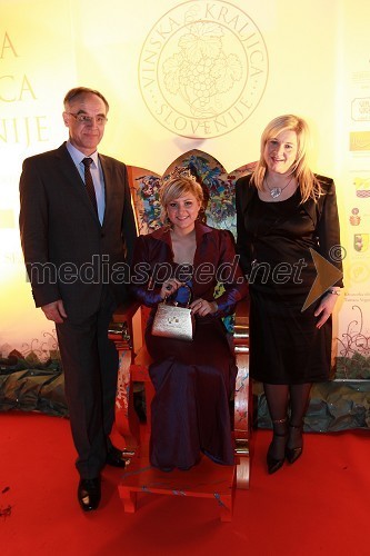 Janez Erjavec, direktor Pomurskega sejma, Simona Žugelj, Vinska kraljica Slovenije 2011 in Renata Brunskole, županja občine Metlika ter poslanka v DZ