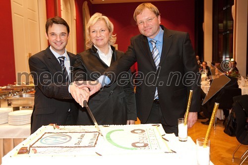 Danilo Ferjančič, generalni direktor Porsche Slovenija d.o.o. Sabrina Pečelin, vodja odnosov z javnostmi pri Porsche Slovenija in Marko Škriba, vodja znamke Volkswagen v Sloveniji