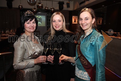 Ksenja Arbeiter, mariborska vinska kraljica, Andreja Erzetič, Vinska kraljica Slovenije 2010 in Andreja Plohl, vinska kraljica Društva vinogradnikov Radgonsko – Kapelskih goric 	 
