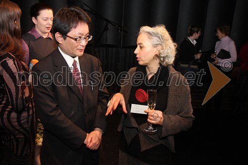 Takeshi Munemura, prvi tajnik veleposlaništva Japonske in Alja Predan, umetniška direktorica Festivala Borštnikovo srečanje