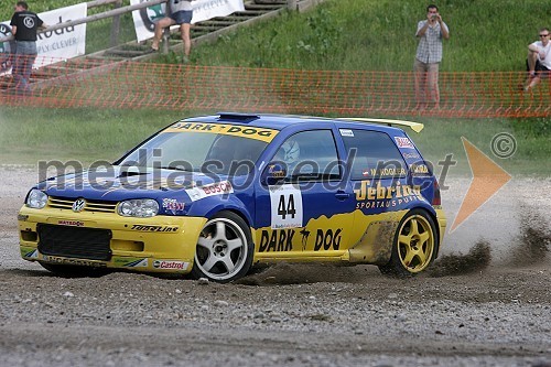 Posadka Michael Kogler in Roland Rieben (Avstrija) v avtu VW Golf IV