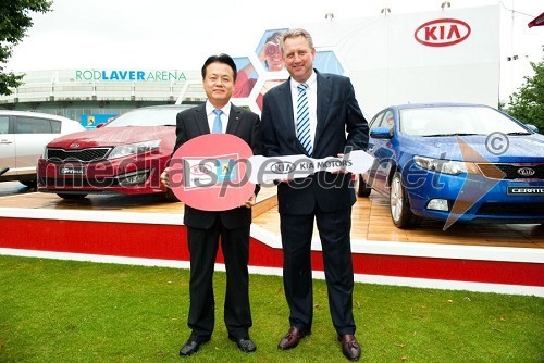 M.K. Kim, direktor Kia Motors Australia in Steve Wood, predsednik avstralske teniške zveze med primopredajo pred slavnim prizoriščem Rod Laver Arena.