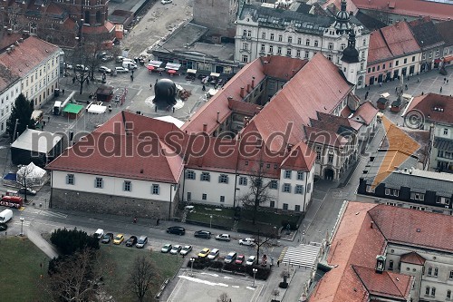 Trg svobode, Mariborski mestni grad in nekdanja mariborska mestna hranilnica