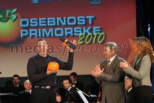 Peter Ventin, osebnost Primorske za leto 2010 in gasilec Gasilske brigade Koper, Dragomir Mikelić, vodja Regionalnega RTV centra Koper ter Suzana Zornada Vrabec, direktorica Primorskih novic