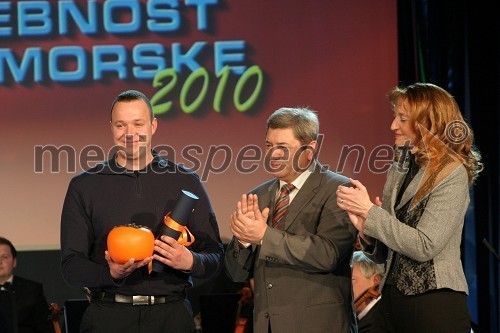 Peter Ventin, osebnost Primorske za leto 2010 in gasilec Gasilske brigade Koper, Dragomir Mikelić, vodja Regionalnega RTV centra Koper ter Suzana Zornada Vrabec, direktorica Primorskih novic