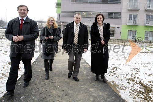 Karl Viktor Erjavec, politik, Tanja Vindiš Furman, direktorica Javnega medobčinskega stanovanjskega sklada Maribor, Franc Kangler, župan Mestne občine Maribor in Irena Hedl, direktorica Doma pod Gorco