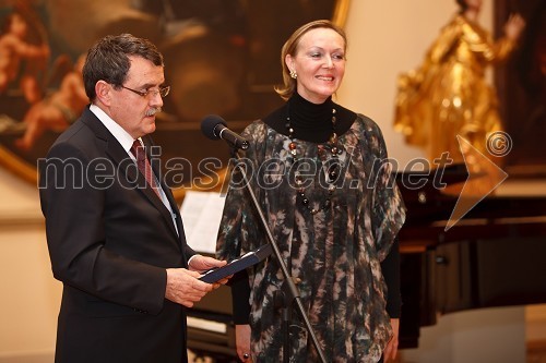 Doc. dr. Adolf Lukanović, strokovni direktor ginekološke klinike UKC Ljubljana in Jelka Simončič, fotografinja, avtorica fotografij v knjigi