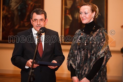 Doc. dr. Adolf Lukanović, strokovni direktor ginekološke klinike UKC Ljubljana in Jelka Simončič, fotografinja, avtorica fotografij v knjigi