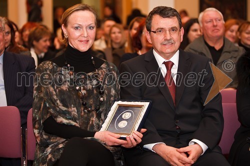 Jelka Simončič, fotografinja, avtorica fotografij v knjigi in doc. dr. Adolf Lukanović, strokovni direktor ginekološke klinike UKC Ljubljana