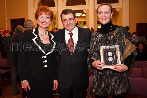 Prof. dr. Zvonka Zupanič Slavec, urednica knjige, doc. dr. Adolf Lukanović, strokovni direktor ginekološke klinike UKC Ljubljana in Jelka Simončič, fotografinja, avtorica fotografij v knjigi