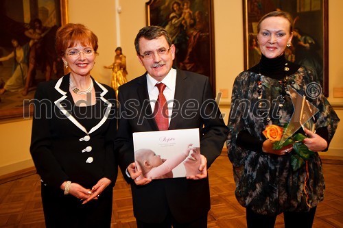 Prof. dr. Zvonka Zupanič Slavec, urednica knjige, doc. dr. Adolf Lukanović, strokovni direktor ginekološke klinike UKC Ljubljana in Jelka Simončič, fotografinja, avtorica fotografij v knjigi