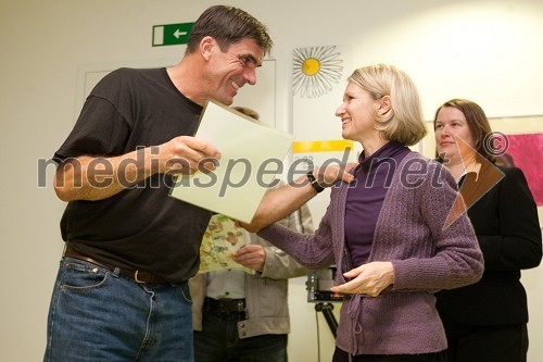 Arne Hodalič, fotograf in Tanja Babnik, članica uprave društva Kros