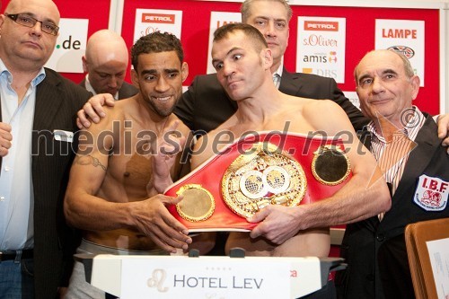 	Paul Delgado, boksar in Dejan Zavec, svetovni prvak v velterski kategoriji po verziji IBF