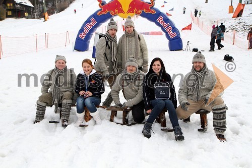 Selniški pležuharji ter Sara in Polona Gril, Red Bull promotorki