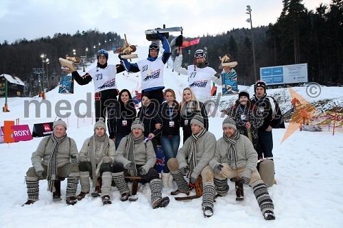 Gregor Ravnjak, 2. mesto, Tomaž Magerl, 1. mesto in Luka Mohorko, 3. mesto, Red Bull promotorke in Selniški Pležuharji