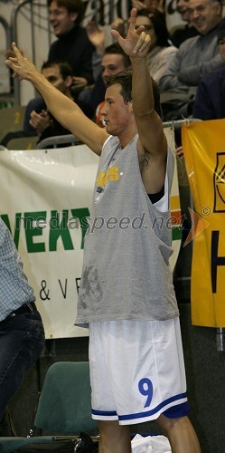 Maneken in fotomodel Jure Bradač na košarkarski tekmi zvezd