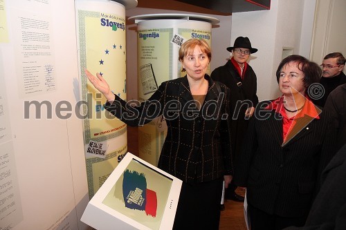 Vesna Gotovina, avtorica razstave in dr. Slavica Tovšak, direktorica Pokrajinskega arhiva Maribor