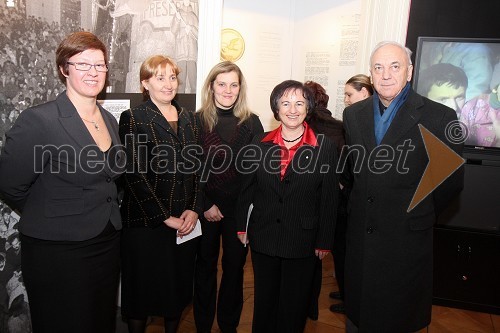 Dr. Aleksandra Berberih Slana, direktorica Muzeja narodne osvoboditve Maribor, Vesna Gotovina in Alenka Starman, avtorici razstave, dr. Slavica Tovšak, direktorica Pokrajinskega arhiva Maribor in Janez Ujčič, podžupan Mestne občine Maribor