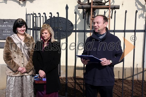 Ksenja Arbeiter, mariborska vinska kraljica, Simona Žugelj, Vinska kraljica Slovenije 2011 in Stanislav Kocutar, mestni viničar in skrbnik Stare trte