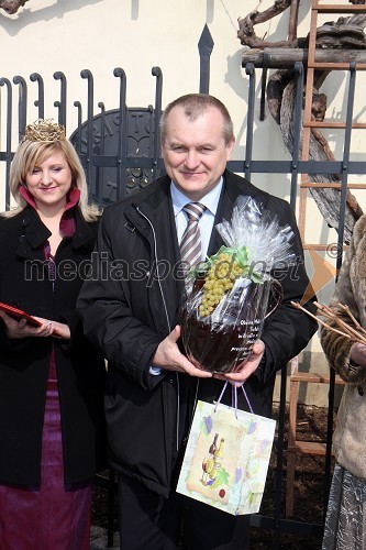 Simona Žugelj, Vinska kraljica Slovenije 2011 in Franc Kangler, župan Mestne občine Maribor ter gospodar Stare trte