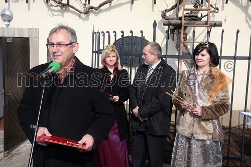 Alojz Gorčenko, župan občine Makole, Simona Žugelj, Vinska kraljica Slovenije 2011, Franc Kangler, župan Mestne občine Maribor ter gospodar Stare trte in Ksenja Arbeiter, mariborska vinska kraljica