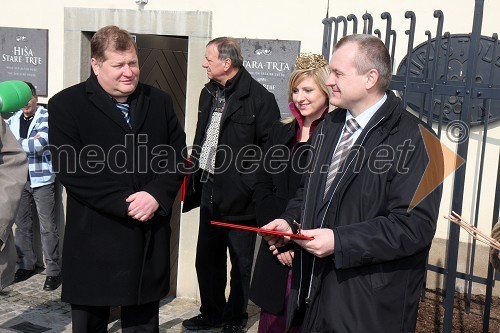 ..., Simona Žugelj, Vinska kraljica Slovenije 2011 in Franc Kangler, župan Mestne občine Maribor ter gospodar Stare trte