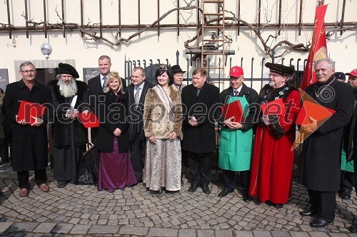 Alojz Gorčenko, župan občine Makole, ..., ..., Simona Žugelj, Vinska kraljica Slovenije 2011, Franc Kangler, župan Mestne občine Maribor ter gospodar Stare trte, Ksenja Arbeiter, mariborska vinska kraljica, ..., ..., Toni Bulc, vinodgradništvo Mokronog, Janez Fajfar, župan občine Bled in Ivan Kuljaj, direktor Zavoda za turizem Novo Mesto