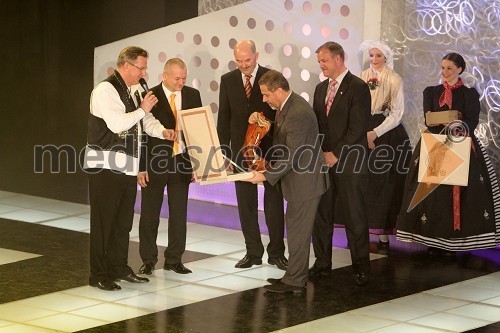 Branko Uvodić, voditelj oddaje, Franc Kangler, župan Mestne občine Maribor, Zdenko Antešič, župan mesta Rab, Milan Bandić, župan Zagreba in Josip Zubović, župan Občine Kolan