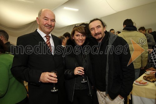 Zdenko Antešič, župan mesta Rab, Simona Ivanjko, vodja pravne pisarne Grawe d.d. in Željko Bebek, pevec