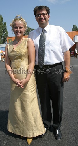 Vlado Dimovski, nekdanji minister za delo in Simona Štraus, Vinska kraljica 2003