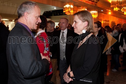 Joseph Mussomeli, veleposlanik Amerike v Sloveniji in Nina Pirnat Spahić, vodja razstavnega programa v Cankarjevem domu