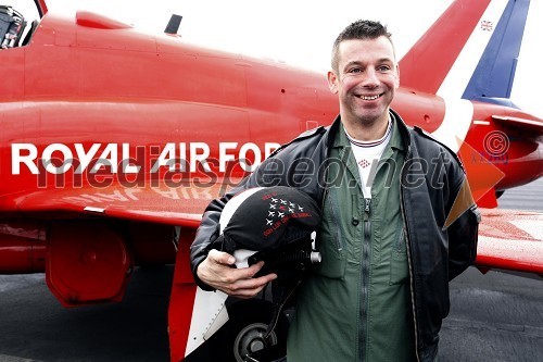 Graeme Bagnall, pilot Red Arrows, na ogledu prizorišča letalskega mitinga Aviofun 2011