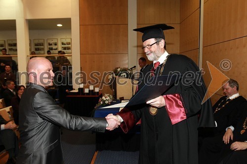 Primož Prevodnik, prejemnik rektorjeve nagrade za leto 2010 in prof. dr. Ivan Rozman, rektor Univerze v Mariboru