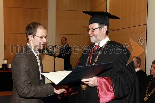 Martin Bele, prejemnik rektorjeve nagrade za leto 2010 in prof. dr. Ivan Rozman, rektor Univerze v Mariboru