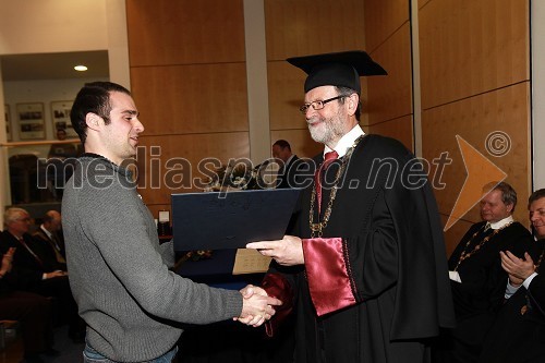 Matej Merhar, prejemnik nagrade Andreja Perlacha za leto 2010 in prof. dr. Ivan Rozman, rektor Univerze v Mariboru