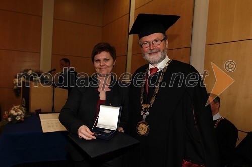 Uršula Bižič, prejemnica Bronastega ključa Univerze v Mariboru za leto 2010 in prof. dr. Ivan Rozman, rektor Univerze v Mariboru