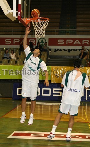 Marko Milič in Želimir Zagorac, košarkarja med segrevanjem