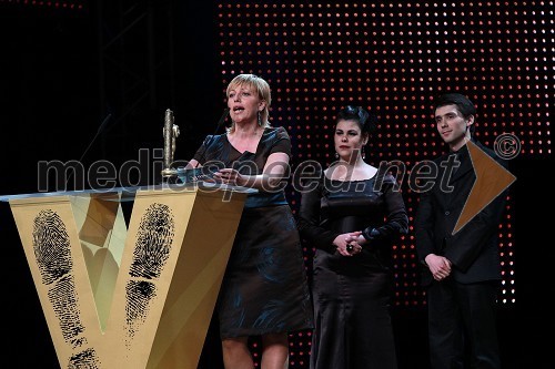 Rosvita Pesek, novinarka TV Slovenija, Ana Marija Mitič in Tilen Artač, igralca